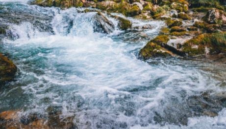 Auf dem Straßenabschnitt beim Patscheiderbach in Langtaufers (Gemeinde Graun) kam es in den vergangenen Jahren nach starken Niederschlägen immer wieder zu Murereignissen. Eine neue Brücke soll für mehr Sicherheit sorgen. (Foto: Pexels)