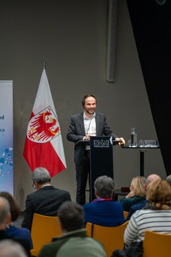 Siamo orgogliosi della scienza e dei talenti della nostra Provincia, ha detto l'assessore Philipp Achammer (Foto: USP/Daniel von Johnston)