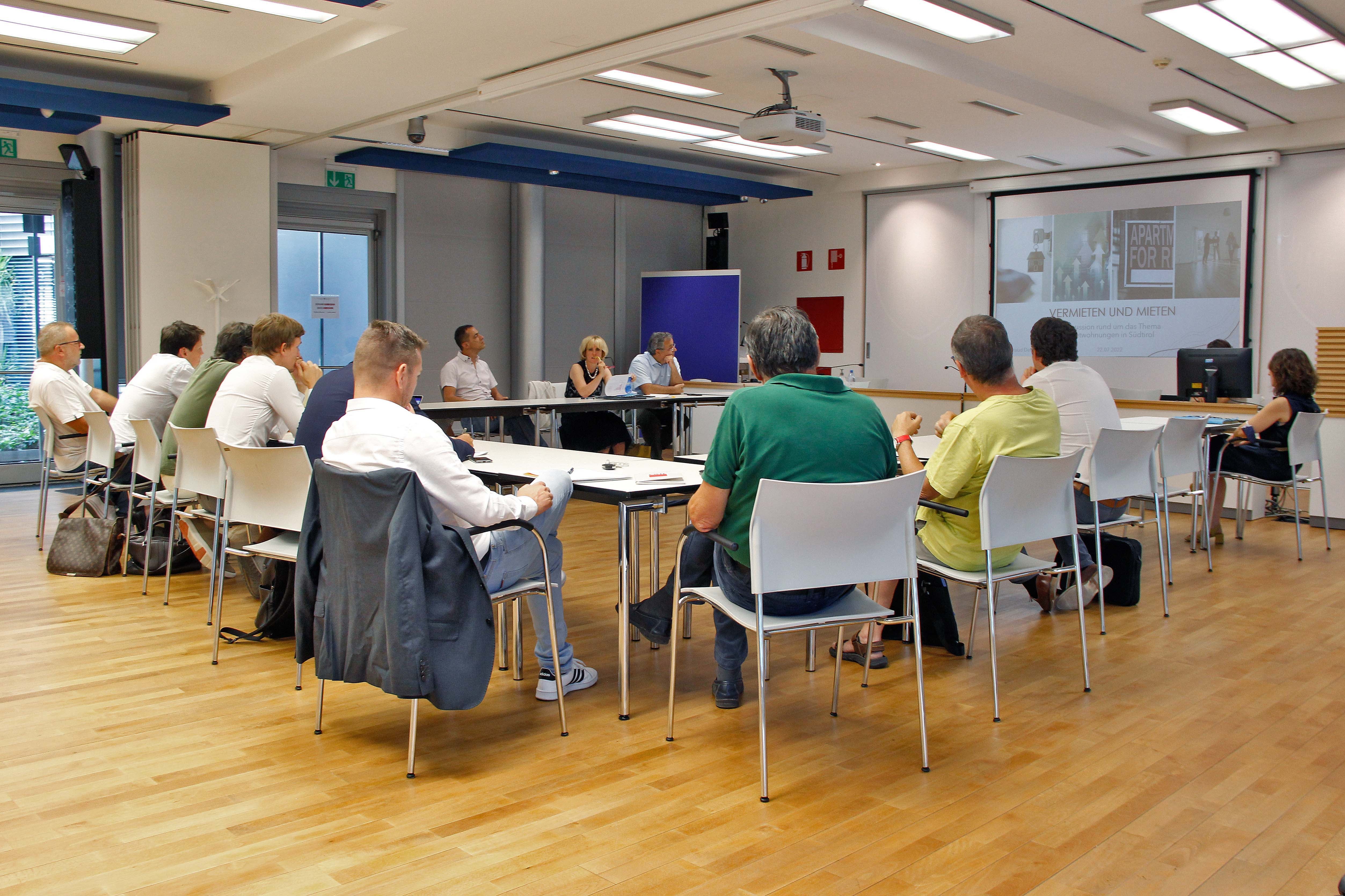 Wohnbaulandesrätin Waltraud Deeg hat sich mit Vertreterinnen und Vertretern der Vereinigung der Hauseigentümer, der Maklervereinigung, der Gewerkschaften und des Mieterschutzes, der Architektenkammer und des Südtiroler Wirtschaftsringes zum Thema Mietwohnen in Südtirol ausgetauscht. (Foto: LPA/Greta Stuefer)