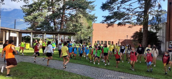 In Sinich/Meran bot das Jugendzentrum Cilla eine altersgruppenübergreifende Betreuung an, die von Kindern, Jugendlichen und Eltern mit Begeisterung angenommen wurde, berichteten Marisa Leoni und Franca De Gaetano. (Foto: Centro Cilla)