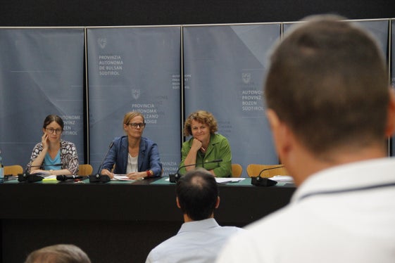 Landesgesetzentwurf zum Ehrenamt vorgestellt (von links): Andrea Tauber und Judith Notdurfter vom Landesamt für Freiwilligenwesen und Solidarität und Landesrätin Rosmarie Pamer (Foto: LPA/Hannes Wisthaler)