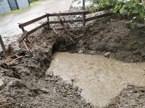 Prima: il tubo collocato nel rio Trens, con un diametro di 0,8 metri, risultava troppo piccolo, aumentando il pericolo di ostruzioni durante le piene. (Foto: USP/Ufficio sistemazione bacini montani nord/Thomas Hasler)