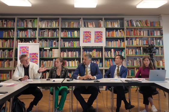 Carlo Suani, Sofia Stuflesser, assessëur Provinziel per l’Istruzion y la Cultura ladina Daniel Alfreider, diretëur dl’Intendënza y Cultura ladina André Comploi y Nadia Molling. (foto: USP)