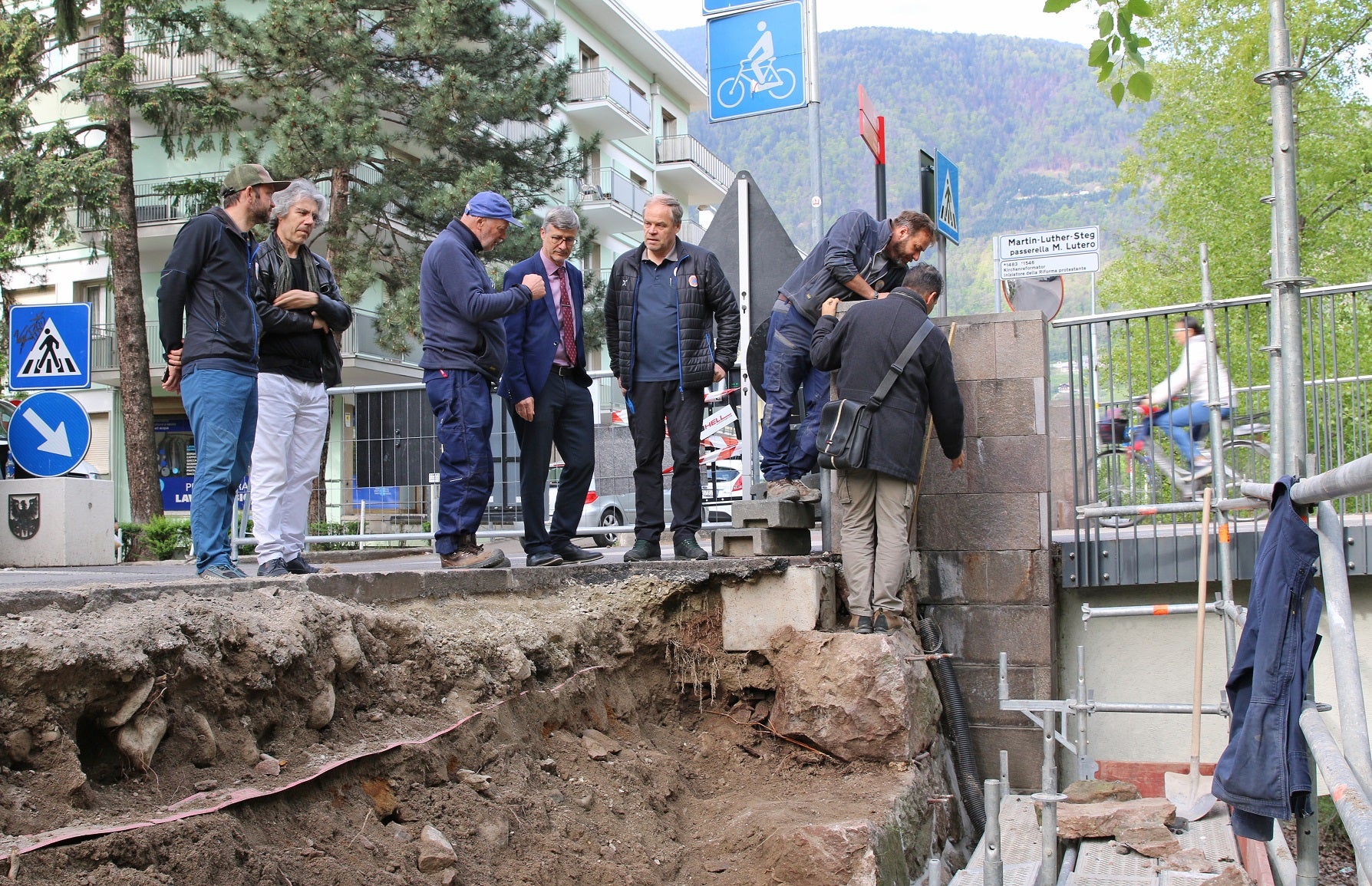 Un momento del sopralluogo effettuato a Merano dai tecnici della Provincia di Bolzano. Nella foto (da sinistra)
Florian Nössing, l'ingegnere Stefan Götsch (Comune di Merano), Konrad Hofer, l'assessore comunale Stefan Frötscher, il direttore Peter Egger, il suo vice Thomas Pichler e l'ingegnere Roberto Beneduce (Comune Merano) (Foto: ASP/Comune di Merano)