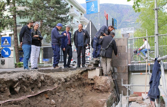 Un momento del sopralluogo effettuato a Merano dai tecnici della Provincia di Bolzano. Nella foto (da sinistra)
Florian Nössing, l'ingegnere Stefan Götsch (Comune di Merano), Konrad Hofer, l'assessore comunale Stefan Frötscher, il direttore Peter Egger, il suo vice Thomas Pichler e l'ingegnere Roberto Beneduce (Comune Merano) (Foto: ASP/Comune di Merano)