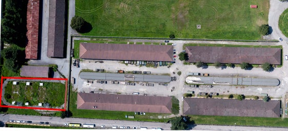 Die Gemeinde Meran möchte auf einem Teil des Kasernenareals "Battisti" einen Parkplatz errichten. Am 12. Dezember erfolgt die Unterzeichnung der Abkommen, damit das Areal künftig von der Gemeinde genutzt werden kann. (Foto: Logistikregiment Julia)