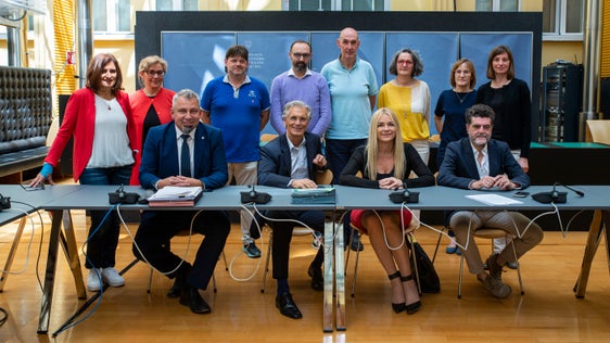 
Den alten bereichsübergreifenden Kollektivvertrag abgeschlossen, Verhandlungen für den neuen (2022-2024) aufgenommen: Öffentliche Delegation und Gewerkschaftsvertretungen bei der heutigen Vertragsunterzeichnung. (Foto: LPA/Fabio Brucculeri)