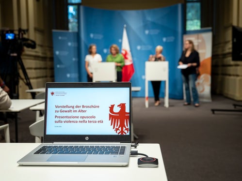 La violenza può assumere molte forme, legate a fattori diversi, tra cui anche l’età. Nell’ambito di una campagna congiunta di sensibilizzazione, la Provincia autonoma di Bolzano e il Comune di Bolzano richiamano l’attenzione sulle forme di violenza nei confronti delle persone anziane. (Foto: USP/Fabio Brucculeri)