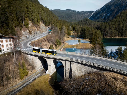 Il nuovo e-bus è stato testato anche ad Anterselva. Gli autobus di questo tipo saranno utilizzati anche lì per i trasferimenti senza emissioni alle gare dei Giochi Olimpici del 2026. (Foto: © Daimler Truck AG)