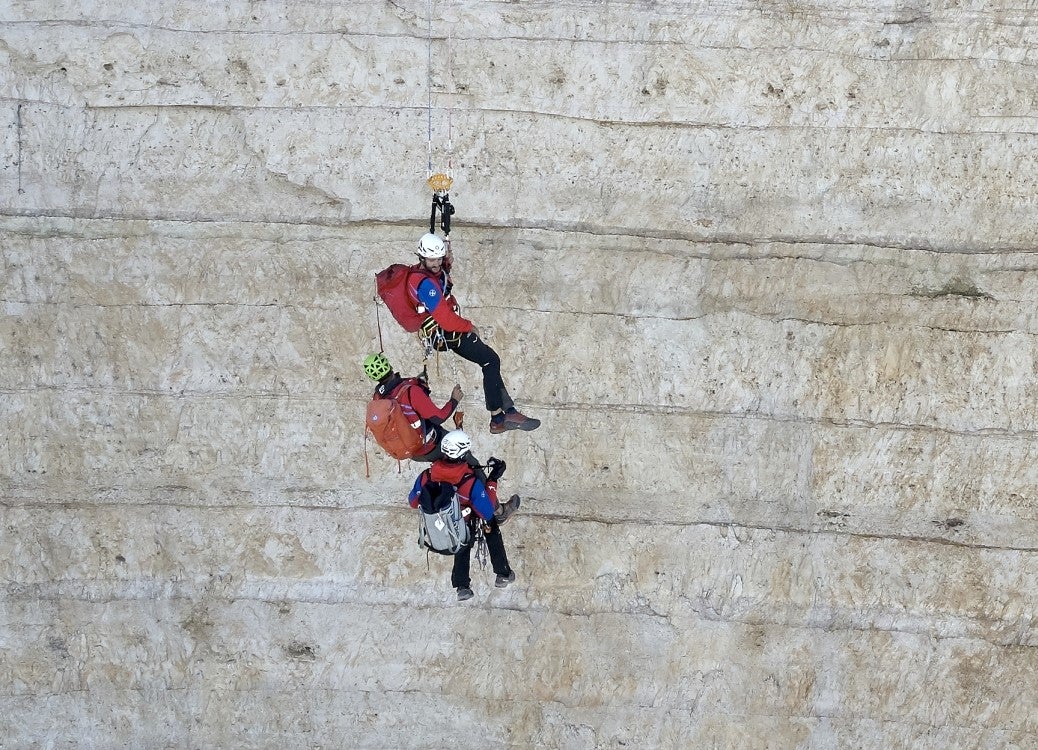 Le attività del Soccorso Alpino BRD dell'Alpenverein AVS e del Soccorso Alpino e Speleologico Alto Adige CNSAS (membri di entrambe le organizzazioni nella foto) possono essere richiamate nella banca dati sugli infortuni in montagna verificatisi in Alto Adige. Per la prima volta, i dati sugli incidenti alpini in Alto Adige sono stati pubblicati sulla rivista specializzata austriaca analyse:berg (Foto: ASP/ Centro funzionale dell’Agenzia per la Protezione civile)