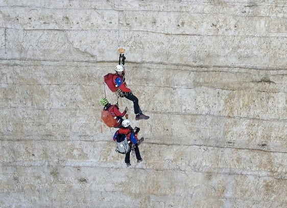 Die Einsätze des Bergrettungsdienstes BRD des Alpenvereins AVS und der Südtiroler Berg- und Höhlenrettung CNSAS (Mitglieder beider Organisationen im Bild) sind in der Alpinen Unfalldatenbank Südtirol abrufbar. Jetzt wurden erstmals die alpinen Unfallzahlen von Südtirol in der österreichischen Fachzeitschrift analyse:berg veröffentlicht. (Foto: LPA/Landeswarnzentrum)