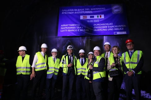 Gruppenfoto bei der Feierstunde in Mauls. Der Durchschlag ist geglückt. Es gibt nun eine durchgängige Verbindung zwischen Franzensfeste und dem Brenner. (Foto: LPA/Ingo Dejaco)