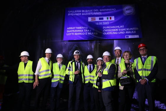 Foto di gruppo alla cerimonia di Mules. Lo sfondamento del diaframa è riuscito. C'è un collegamento diretto tra Fortezza e il Brennero.  (Foto: ASP/Ingo Dejaco)