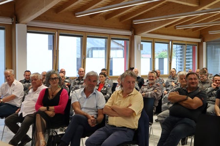 Viele Fragen an die Experten gab es beim Informationsabend zu Stauanlagen und Druckleitungen in Schlanders. Im Bild vorne (ab 3.v.l.) die Laaser Bürgermeisterin Verena Tröger, Landesrat Arnold Schuler und der Marteller Bürgermeister Georg Altstätter. (Foto: LPA/Noemi Prinoth)