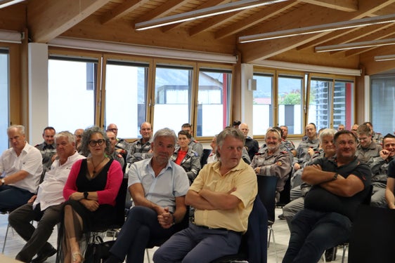 Grande interesse, molte domande per gli esperti: la serata informativa sulle dighe e le condotte forzate a Silandro è stata molto partecipata. Il sindaco di Lasa, Verena Tröger, l'assessore provinciale Arnold Schuler e il sindaco di Martello, Georg Altstätter, sono seduti in prima fila. (Foto: ASP/Noemi Prinoth)