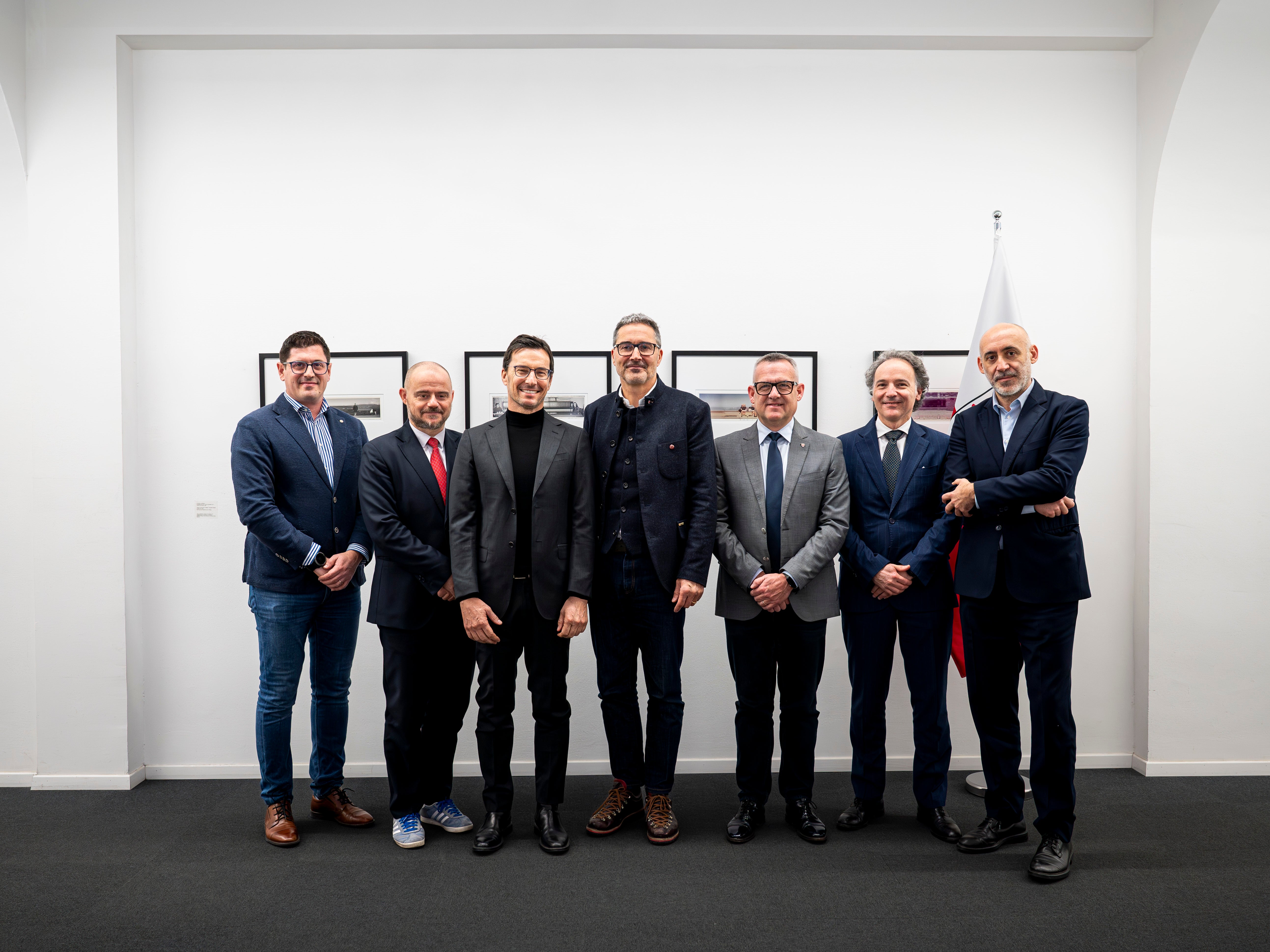 Con la firma ufficiale a Palazzo Widmann prende il via il Fondo Valore Alto Adige-Südtirol, fondo d’investimento immobiliare gestito da Euregio Plus SGR SpA per la valorizzazione e riqualificazione urbanistica di immobili pubblici. Da sinistra a destra: Enrico Baezzato, head of sales & marketing di Euregio Plus, Daniel Bedin, direttore del Dipartimento Opere pubbliche, Alexander Gallmetzer, presidente di Euregio Plus, il presidente della Provincia Arno Kompatscher, l'assessore provinciale Christian Bianchi, il managing director Sergio Lovecchio e Michele Lorusso, chief real estate & urban development officer. (Foto: USP/Fabio Brucculeri). 