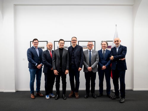 Waren am 22. Dezember bei der Zeichnung von Anteilen am Wert-Fonds dabei (v.l.) Enrico Baezzato (Euregio+), Ressortdirektor Daniel Bedin, Alexander Gallmetzer (Euregio+), Landeshauptmann Arno Kompatscher, Landesrat Christian Bianchi, Sergio Lovecchio und Michele Lorusso (beide Euregio+). (Foto: LPA/Fabio Brucculeri)