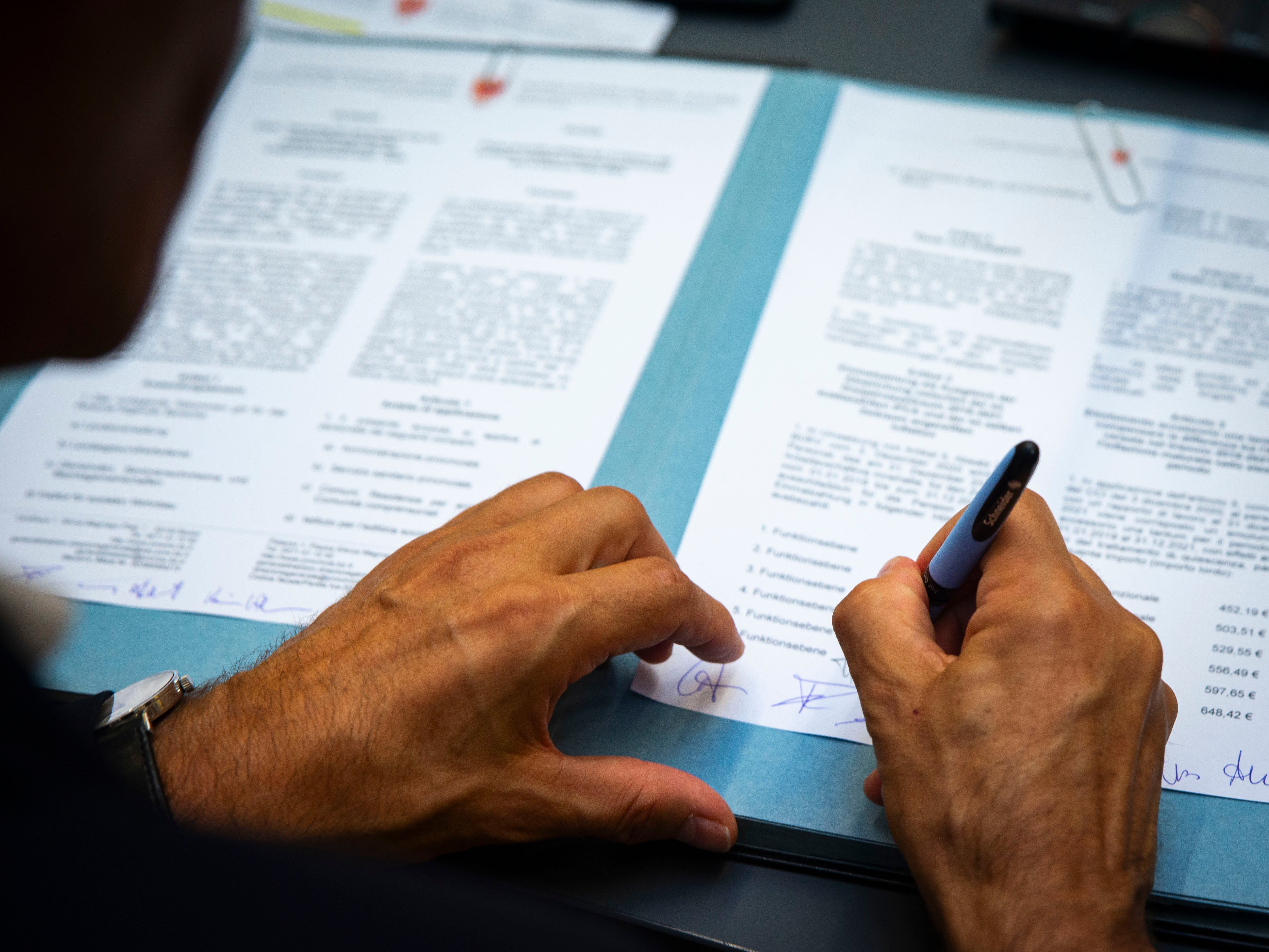 L'Agenzia provinciale per le relazioni sindacali e le rappresentanze dei sindacati, ad eccezione di SAG, hanno firmato il contratto che introduce la chiusura degli uffici provinciali il venerdì pomeriggio (Foto: USP/Fabio Brucculeri)