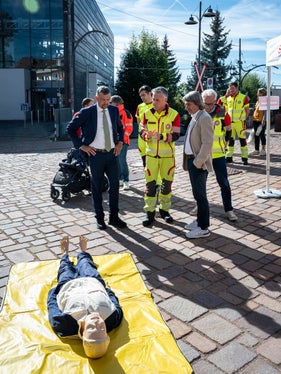 Die Teams der Rettungsorganisationen Weißes Kreuz, Rotes Kreuz und der Notfallmedizin zeigten an der Bergstation der Rittner Seilbahn die wichtigsten Handgriffe bei einer Wiederbelebung. Im Bild: Mobilitätslandesrat Daniel Alfreider (links) und Gesundheitslandesrat Hubert Messner (rechts) im Gespräch mit Ausbildungsleiter Lorenz Lintner. (Foto: LPA/Fabio Brucculeri)

