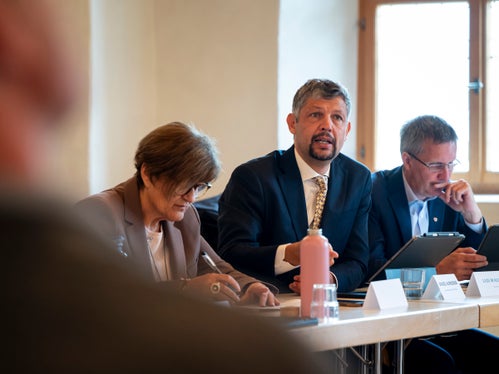 Der 6. Juni 2026 wird ein besonderer Festtag für Kastelbell und den gesamten Vinschgau sein. Dann wird die Umfahrung von Kastelbell gemeinsam mit Bürgermeister Gustav Tappeiner feierlich eingeweiht, kündigte Infrastrukturen- und Mobilitätslandesrat Daniel Alfreider bei der Sondersitzung der Landesregierung im Vinschgau an. (Foto: LPA/Fabio Brucculeri)