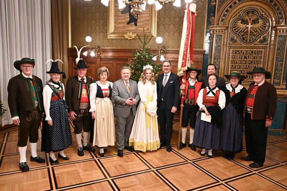 Ehrengäste in Tracht ernteten viele bewundernde Blicke: Vertreterinnen und Vertreter des Tiroler Bundes mit Wiens Bürgermeister und Landeshauptmann Michael Ludwig und Landeshauptmann Arno Kompatscher. (Foto: PID/Christian Jobst)