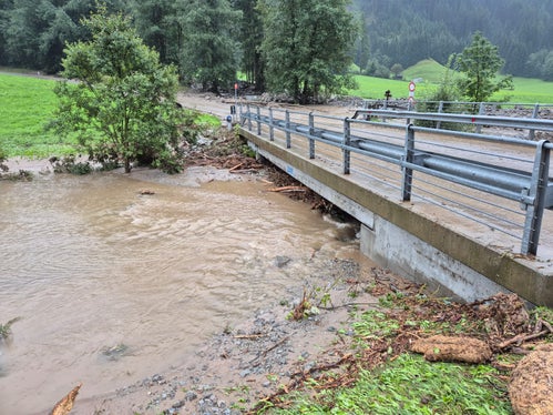 Ecco come appariva il ponte sul Pidigbach il giorno dopo il maltempo che ha colpito la zona. (Foto: USP/Ufficio Sistemazione bacini montani Est)