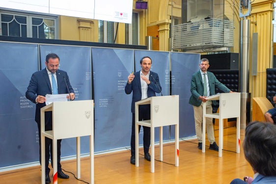 Die Bildungslandesräte (von links) Marco Galateo, Philipp Achammer und Daniel Alfreider stellen am 3. September die wesentlichsten Inhalte der neuen Charta der Schülerinnen und Schüler vor. (Foto: LPA/Fabio Brucculeri)