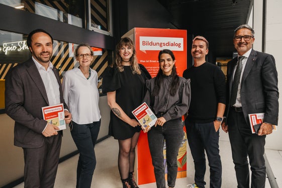 Bildungslandesrat Philipp Achammer (links) und Landeshauptmann Arno Kompatscher (rechts) mit den Referentinnen und Referenten des Bildungsdialoges (v.l.) Anne Sliwka, Corinna Elfe, Clarissa Corrêa da Silva und Bob Blume. (Foto: LPA/Andreas Senoner)