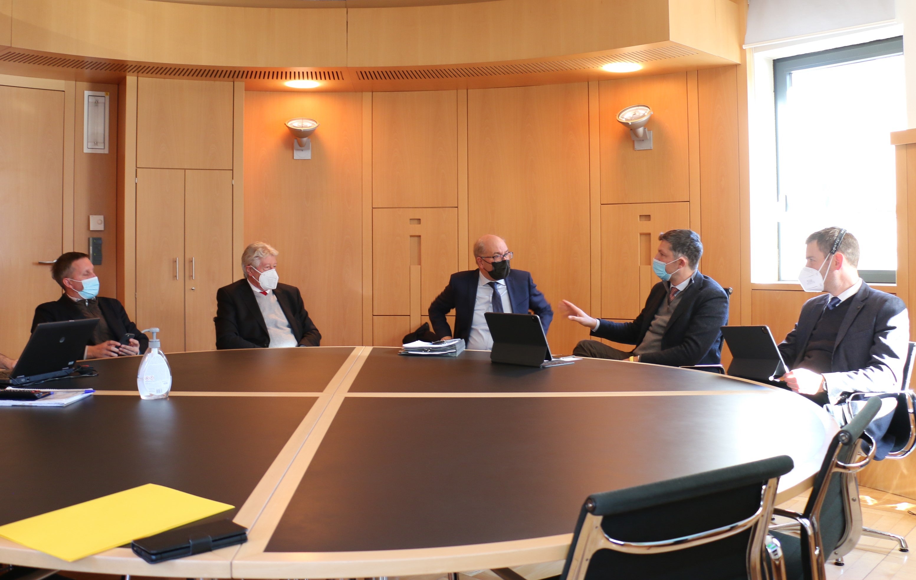 Incontro Provincia e Comune oggi a Bolzano per discutere dei progetti di viabilità cittadina (da sinistra): vicesindaco Walcher, sindaco Caramaschi, direttore di Ripartizione Pagani, assessore Alfreider e direttore di Dipartimento Vallazza. (Foto: ASP/Roman Clara)