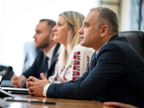 Taras Hayduk (von links), stellvertretender Büroleiter des Regionalrats von Transkarpatien, Dolmetscherin Alyona Zubaryeva,  und Andriy Sheketa, Erster Vizepräsident des Regionalrats von Transkarpatien, unterstrichen die Gemeinsamkeiten ihres Landes und Südtirol. (Foto: LPA/Fabio Brucculeri)