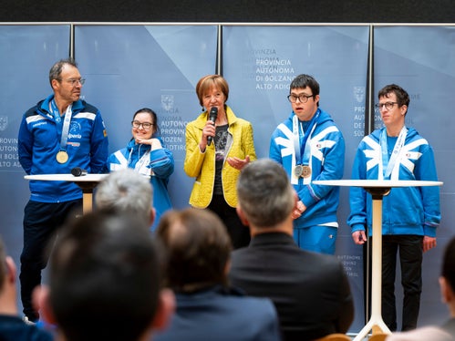Die Welt wird durch die Sportlerinnen und Sportler der Special Olympics wärmer und humaner, ist die Präsidentin von Special Olympics Südtirol, Martha Stocker (3. von links) überzeugt, im Bild mit (v.l.) Georg Verginer, Martina Zambarda, Laurin Schedereit und Peter Schroffenegger. (Foto: LPA/Fabio Brucculeri)