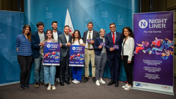 Wollen den Nightliner bei den Jugendlichen noch mehr bekannt machen: (v.l.) Valentyna Pelykh, Arno Dejaco, Daniela Radmüller, Fabian Gufler, Amtsdirektor Mirko Waldner, Lisa Bringhenti, Mobilitätslandesrat Daniel Alfreider, Susanne Rieder, Bezirksgemeinschaftspräsident Robert Alexander Steger und Susanna Salvaterra. (Foto: LPA/Fabio Brucculeri)