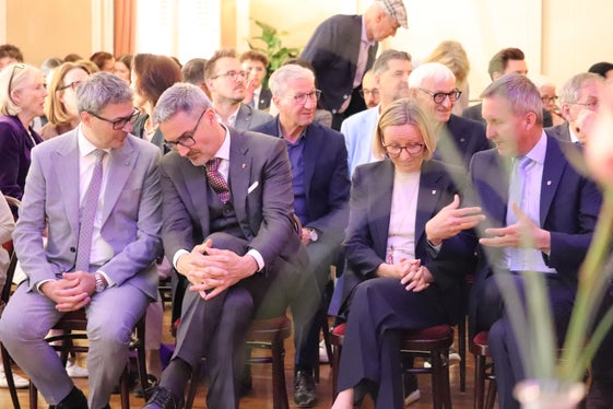 Kurz vor dem Beginn der Feier zum 50-jährigen Bestehen der Landeshotelfachschule Kaiserhof (von links): der Präsident des Hoteliers- und Gastwirteverbandes HGV Klaus Berger, Landeshauptmann Arno Kompatscher, Landesrätin Magdalena Amhof, Landesrat Luis Walcher (Foto: LPA/Maja Clara)