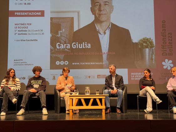 Gino Cecchettin (nella foto il quarto da sinistra) sul palco del Teatro Cristallo a Bolzano, ospite dell'evento Si è svolta oggi al Teatro Cristallo di Bolzano una delle giornate dell’iniziativa “Insieme contro la violenza di genere”. (Foto: USP)