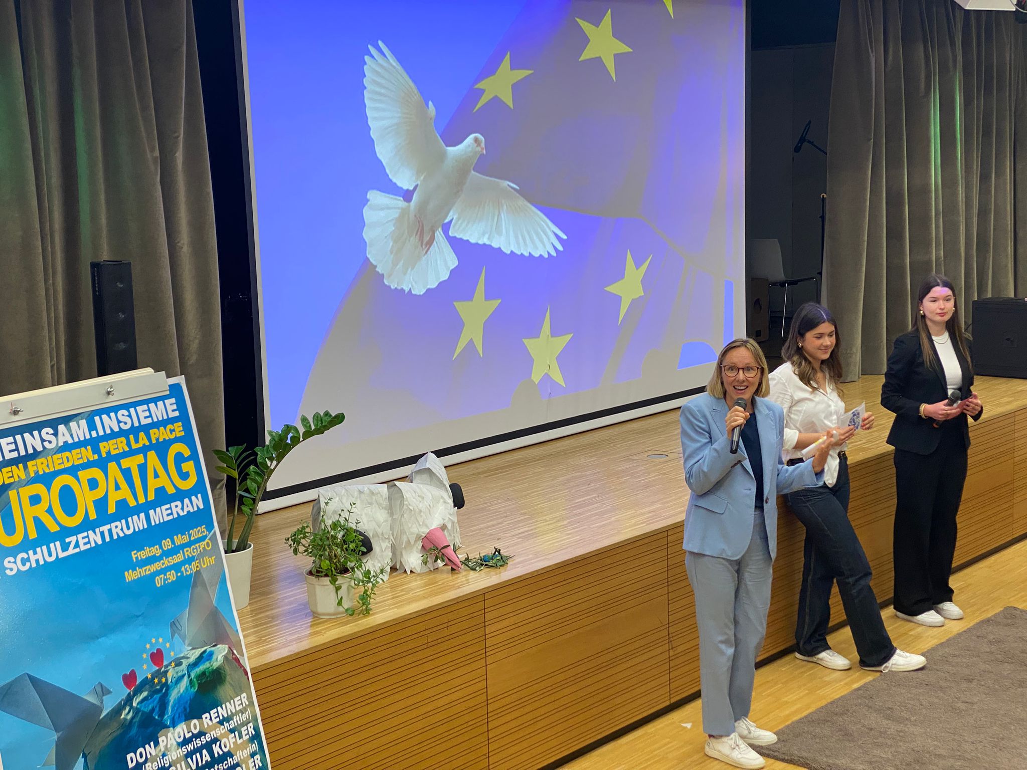 Landesrätin Magdalena Amhof (links im Bild) mit einigen Schülerinnen des Schulzentrums Meran, die die Moderation der Tagung Gemeinsam für ein friedliches Europa übernommen haben. (Foto: LPA)