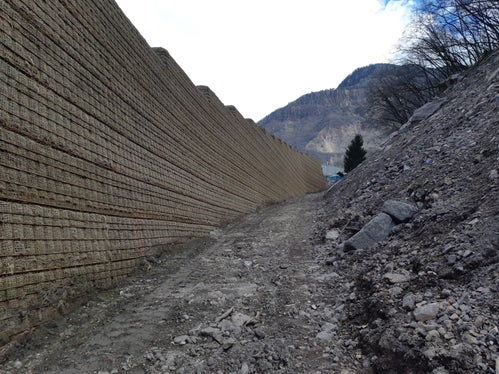 Senza il vallo di protezione costruito sotto la direzione della Ripartizione provinciale Infrastrutture, il masso avrebbe potuto raggiungere la trafficata via Nazionale. (Foto: USP/Ripartizione Infrastrutture)