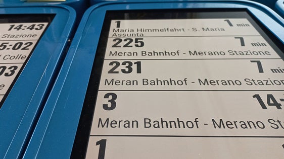 Wie auf dem E-Book: Die elektronischen Papierdisplays zeigen auf Deutsch und auf Italienisch Echtzeitdaten zu den Busverbindungen an, bald auch an zwölf Haltestellen in Meran. (Foto: LPA/Sta)