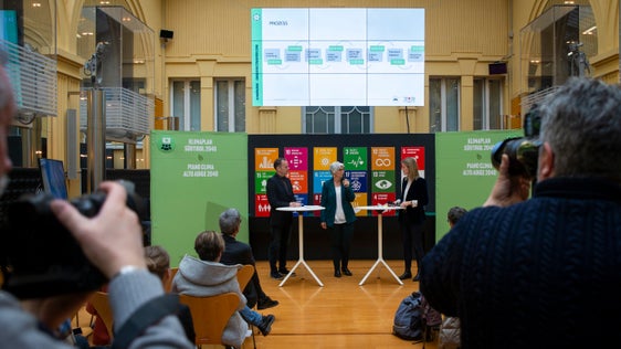 Marc Zebisch vom wissenschaftlichen Fachbeirat und Klaudia Resch vom Prozessbegleitungsteam im Gespräch mit Moderatorin Claudia Messner (v.l.). (Foto: LPA/Fabio Brucculeri)