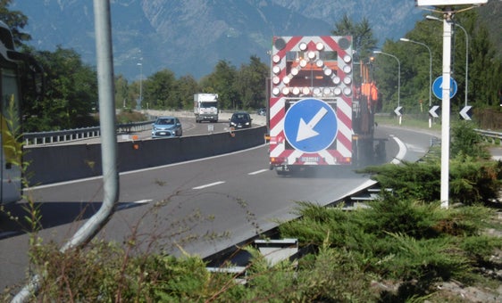 Für die Bodenmarkierung bringt ein fahrender LKW thermoplastischen Farbstoff auf die Fahrbahn auf: So wird der Verkehr  weniger beeinträchtigt als bei anderen Markierungsmethoden. (Foto: LPA/Landesabteilung Straßendienst)