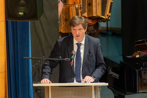 50 anni della Scuola di Musica della Val Badia: il direttore della Scuola di musica Val Badia Raimondo Pitscheider. (Foto: USP/Direzione provinciale Scuola musicale tedesca e ladina/Freddy Planinschek)
