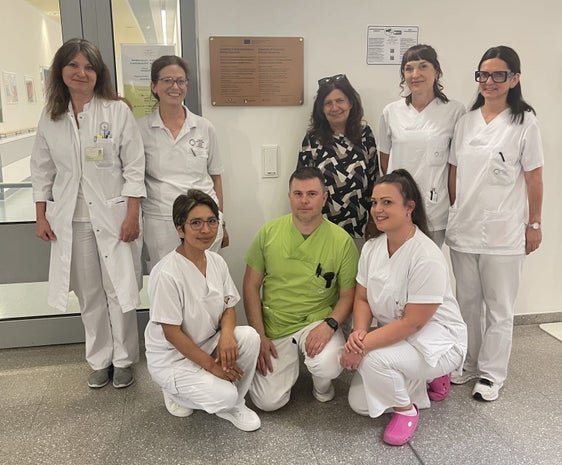 Das Gemeinschaftskrankenhaus in Meran ist bereits aktiv und natürlich auch das Team (im Bild), das die Patientinnen und Patienten zwischen Akutmedizin und Betreuung zu Hause versorgt. (Foto: LPA)