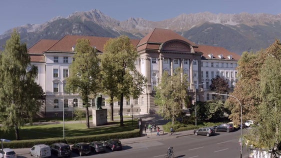 Auch fürs Studium nach dem Studium (im Bild die Universität Innsbruck) gibt es Beihilfen vom Land. Ab sofort und noch bis 2. Oktober kann darum angesucht werden. (Foto: LPA)