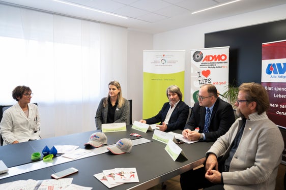 Vereinbarungen unterzeichnet (von links): Primaria Cinzia Vecchiato, Emanuela Imprescia, Präsidentin der Vereinigung der Knochenmarkspender Fondazione ADMO (Associazione Donatori di Midollo Osseo) Alto Adige Südtirol ETS, der Landesrat für Gesundheitsvorsorge und Gesundheit Hubert Messner, der Generaldirektor des Südtiroler Sanitätsbetriebs Christian Kofler, der Präsident der Blutspendervereinigung AVIS (Associazione Volontari Italiani Sangue) Alto Adige-Südtirol Diego Massardi (Foto: LPA/Manuela Tessaro)