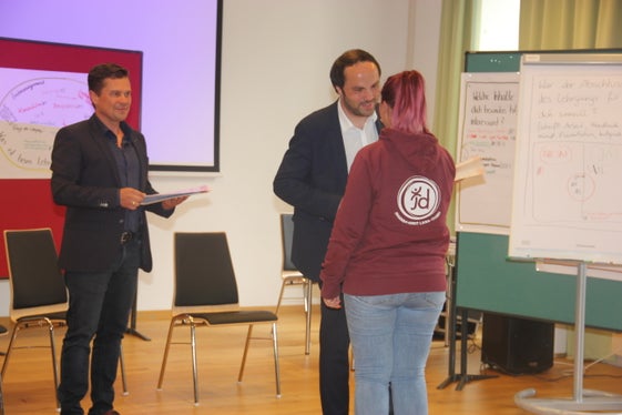 Landesrat Philipp Achammer (Mitte) und Amtsdirektor Konrad Pamer (links) bei der Überreichung der Zertifikate (Foto: LPA/Jukas)
