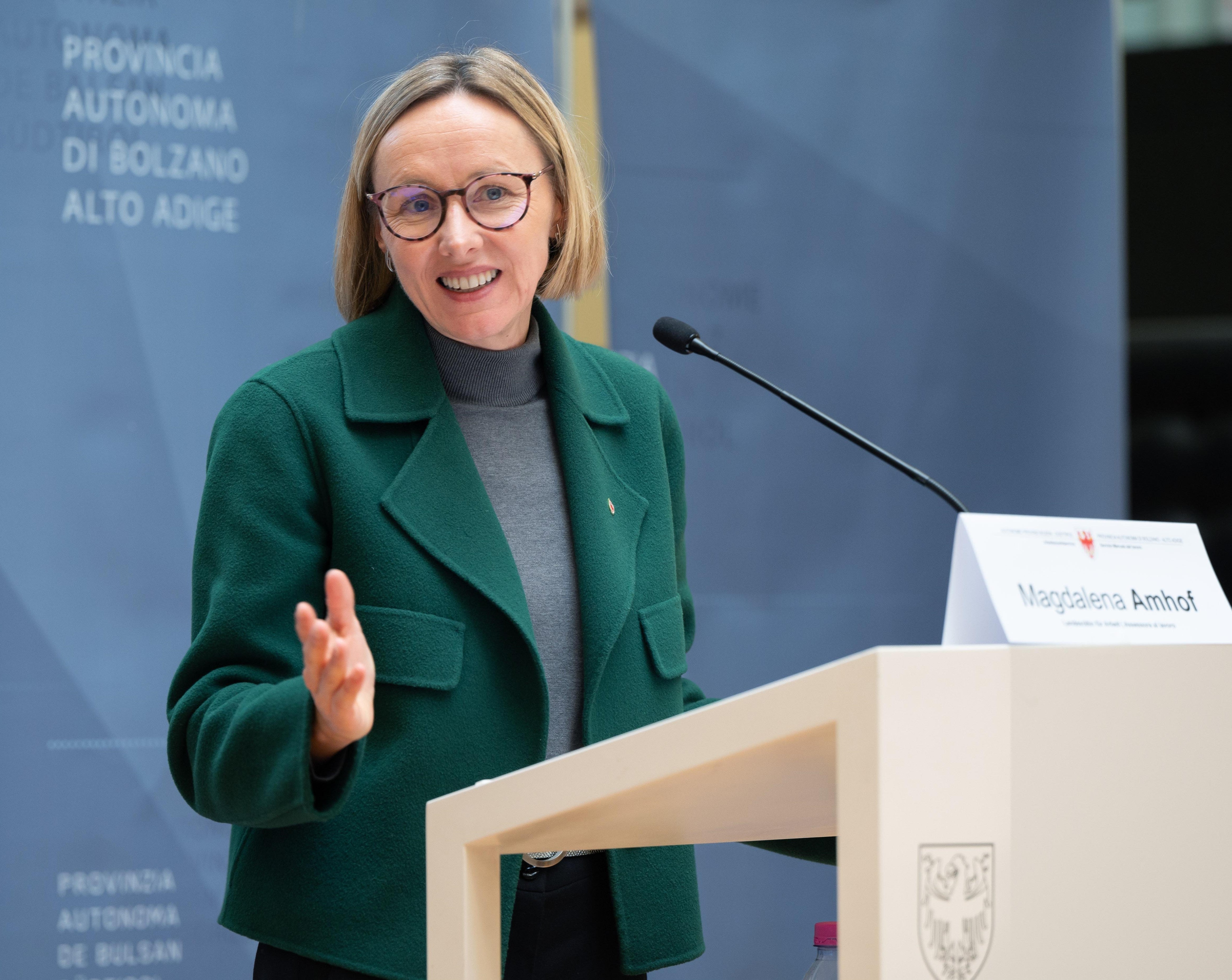 L'attuale prassi di pagamenti scaglionati e ritardati è incostituzionale, e questo è stato ora chiaramente confermato ancora una volta, afferma Magdalena Amhof, assessora al Lavoro, Europa e Personale della Provincia autonoma di Bolzano. Secondo Amhof, la Provincia sta lavorando da tempo a una soluzione per anticipare gli importi dovuti ai dipendenti pubblici. (Foto: USP/Greta Stuefer)