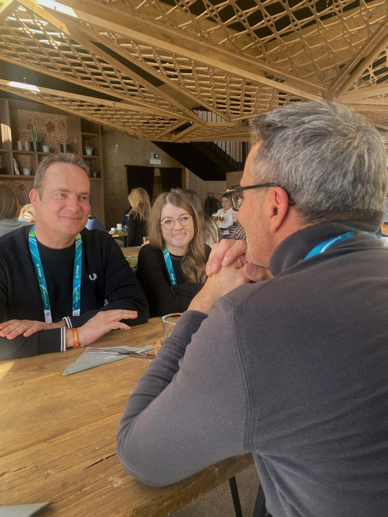 Der Landeshauptmann des Landes Südtirol, Arno Kompatscher (von hinten), sprach in Antholz mit dem Ministerpräsidenten der Deutschsprachigen Gemeinschaft Belgiens, Oliver Paasch, und  die Abgeordnete der Gemeinschaft Liesa Scholzen, die auch Senatorin in Brüssel ist. (Foto: LPA)
