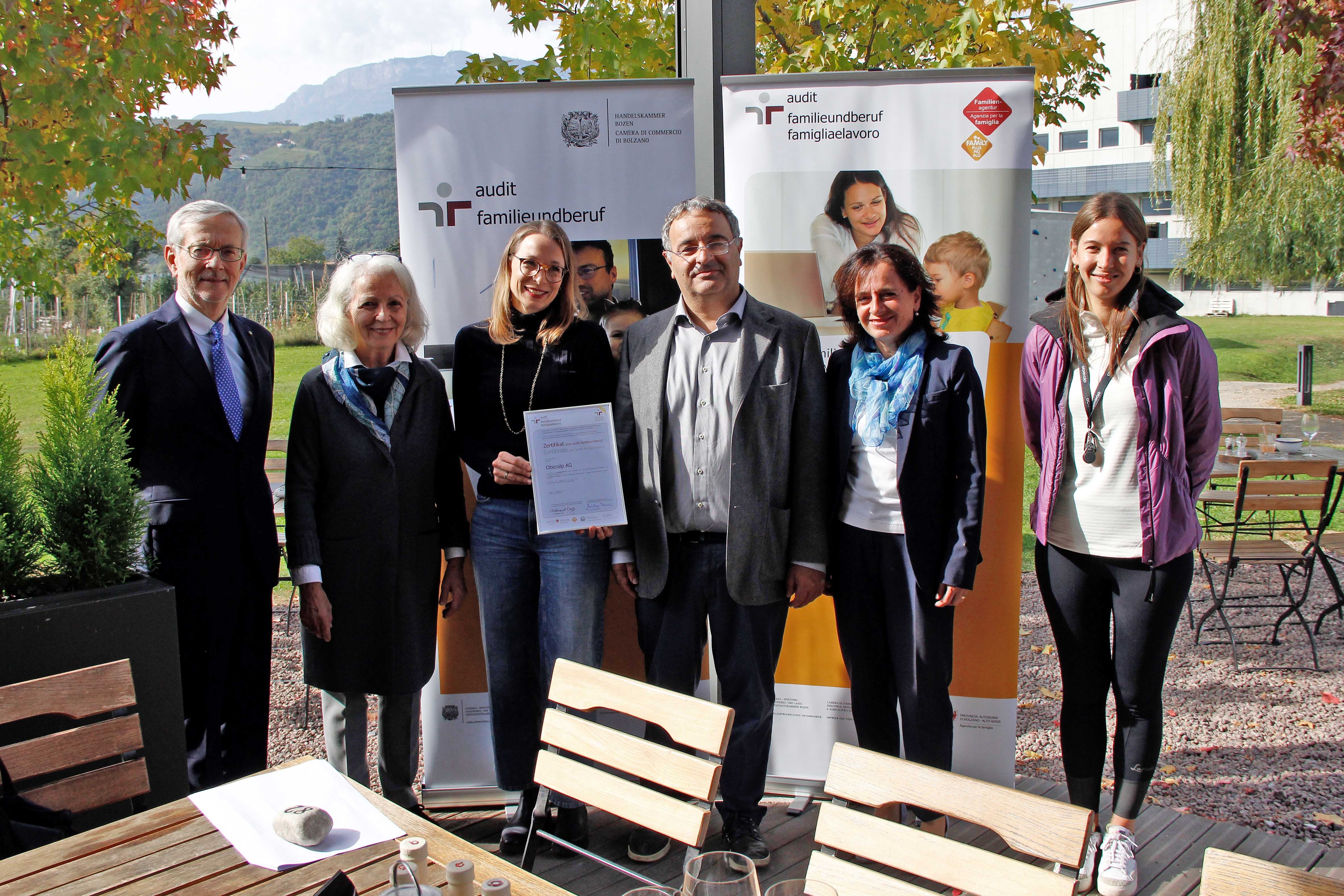 Consegna della certificazione all'azienda bolzanina Oberalp: (da sinistra) il presidente della Camera di Commercio Michl Ebner, l'auditrice Maria Magdalena Preims, Ruth Oberrauch, il presidente del Consiglio dell'audit, Luca Critelli, il vicepresidente del Consiglio di revisione Irmgard Lantschner, Maria Hofer (assistente alle risorse umane del Gruppo Oberalp). (Foto: ASP/Greta Stuefer)