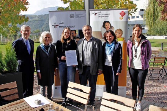Consegna della certificazione all'azienda bolzanina Oberalp: (da sinistra) il presidente della Camera di Commercio Michl Ebner, l'auditrice Maria Magdalena Preims, Ruth Oberrauch, il presidente del Consiglio dell'audit, Luca Critelli, il vicepresidente del Consiglio di revisione Irmgard Lantschner, Maria Hofer (assistente alle risorse umane del Gruppo Oberalp). (Foto: ASP/Greta Stuefer)