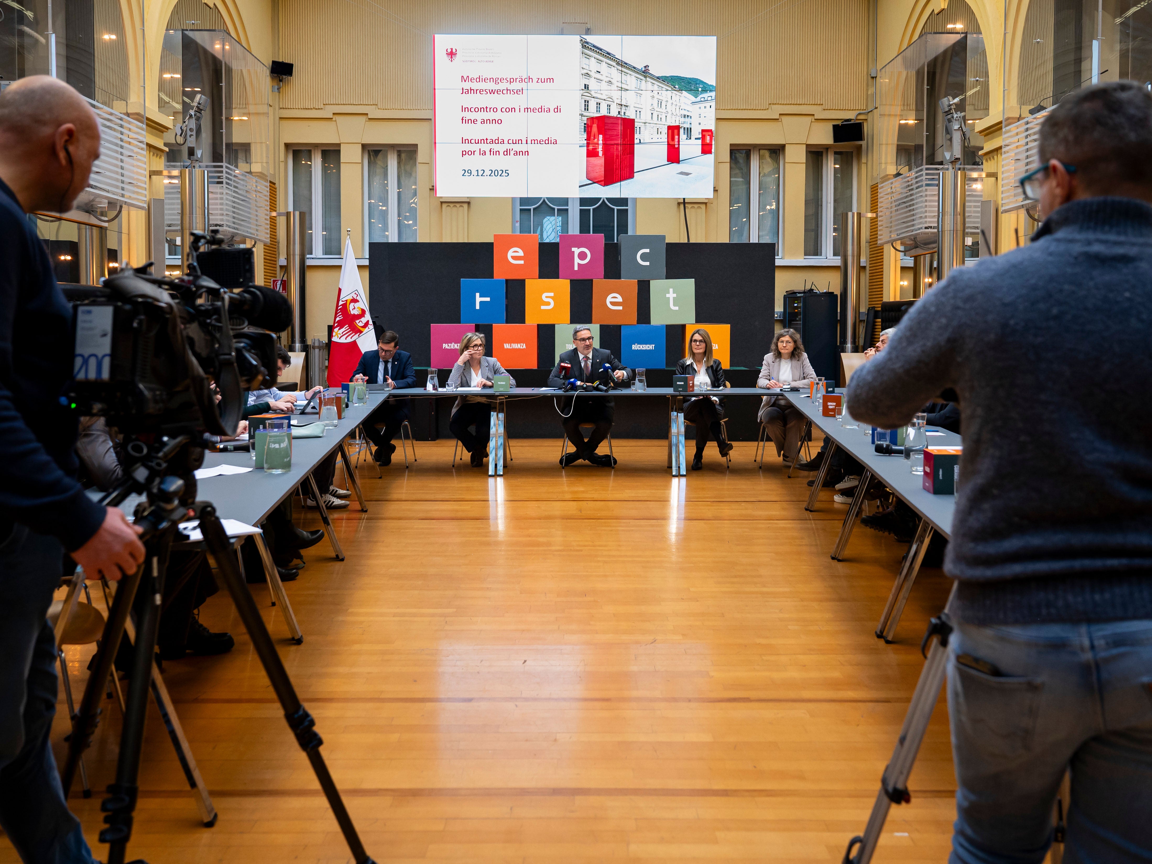 Beim Mediengespräch zum Jahreswechsel am 29. Dezember kündigte Landeshauptmann&nbsp;Arno Kompatscher die Wiederaufnahme der Gespräche mit den Gewerkschaften der Lehrkräfte an. (Foto: LPA/Fabio Brucculeri)