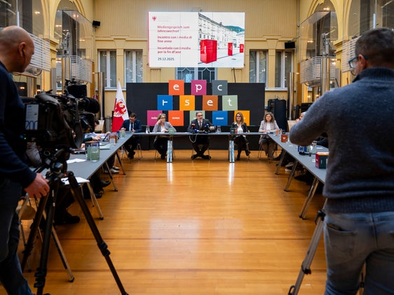 Beim Mediengespräch zum Jahreswechsel am 29. Dezember kündigte Landeshauptmann&nbsp;Arno Kompatscher die Wiederaufnahme der Gespräche mit den Gewerkschaften der Lehrkräfte an. (Foto: LPA/Fabio Brucculeri)